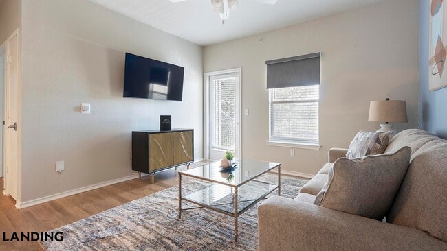 7027 Farm-To-Market Rd 78 in San Antonio, TX - Foto de edificio - Building Photo