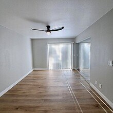 5376 Retablo Ave in Las Vegas, NV - Foto de edificio - Building Photo