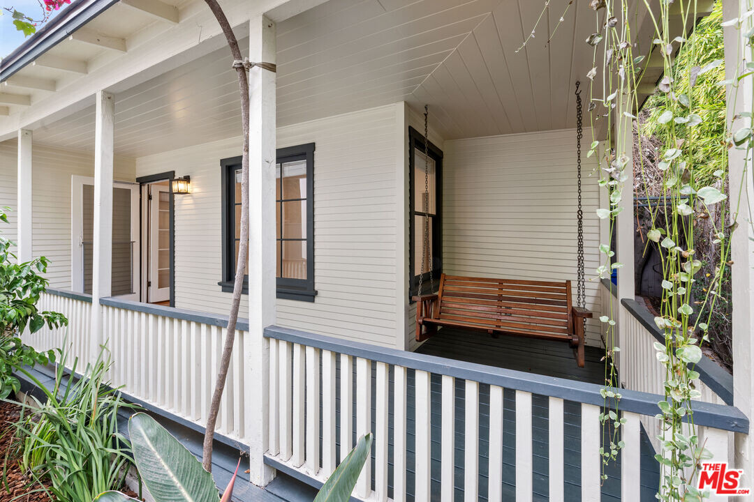 551 Westmount Dr in West Hollywood, CA - Building Photo