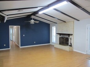 909 Broadmoor Dr in Huntsville, TX - Building Photo - Building Photo