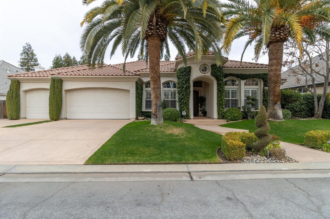 10602 N Oak Hill Cir in Fresno, CA - Building Photo