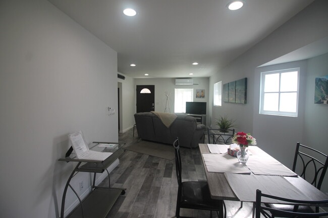 4233 Lockwood Ave in Los Angeles, CA - Foto de edificio - Building Photo