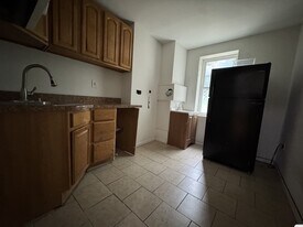 221 Martin Luther King Jr Dr, Unit 2 in Jersey City, NJ - Building Photo