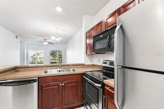 10028 Strafford Oak Ct in Tampa, FL - Foto de edificio - Building Photo