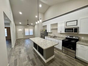 97 N County Rd 253, Unit 2 in Eagle Pass, TX - Foto de edificio - Building Photo