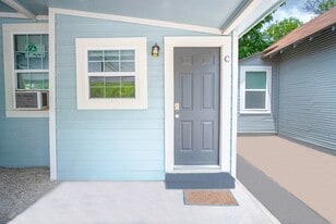 121 Douglas Way St in San Antonio, TX - Building Photo