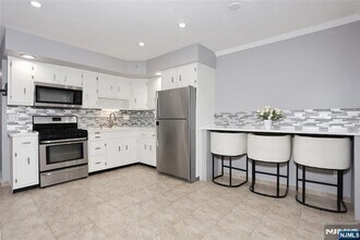 42 Ave C, Unit Apt 302 in Lodi, NJ - Foto de edificio - Building Photo