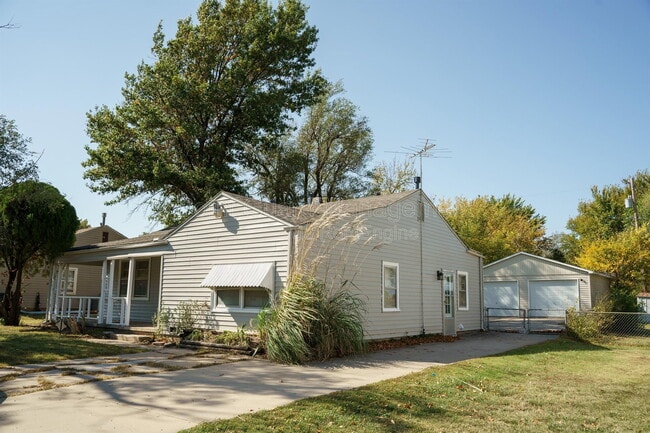 2749 N Poplar St in Wichita, KS - Building Photo - Building Photo