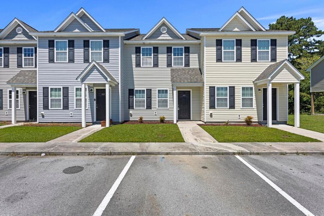 101 Virginia's Landing Ct in Richlands, NC - Building Photo