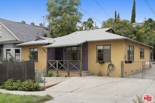 821 Laveta Terrace in Los Angeles, CA - Building Photo