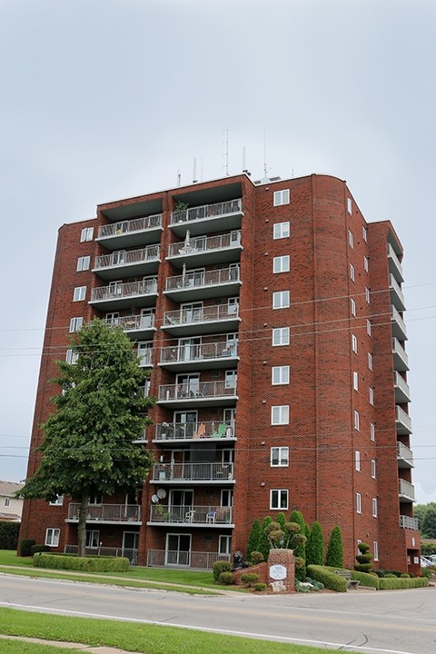 300 Bella Vista Apartments in Leamington, ON - Building Photo