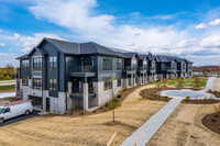 The Broadacre Apartments in Oak Creek, WI - Foto de edificio - Building Photo