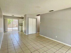 2267 Jeffcott St-Unit -2269 in Ft. Myers, FL - Foto de edificio - Building Photo