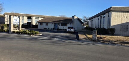 La Casa Apartments in Kerrville, TX - Building Photo - Building Photo