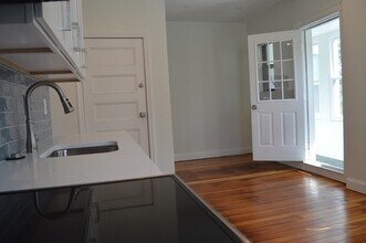 374 Centre St in Boston, MA - Building Photo - Building Photo