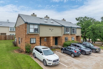 Shorewood Park Townhomes in Grapevine, TX - Foto de edificio - Building Photo
