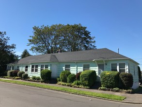 535 NE Rosa Parks Way in Portland, OR - Foto de edificio - Building Photo