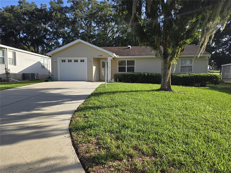 739 Heathrow Ave in Lady Lake, FL - Building Photo