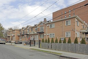 14-64-14-66 Gateway Blvd in Far Rockaway, NY - Building Photo