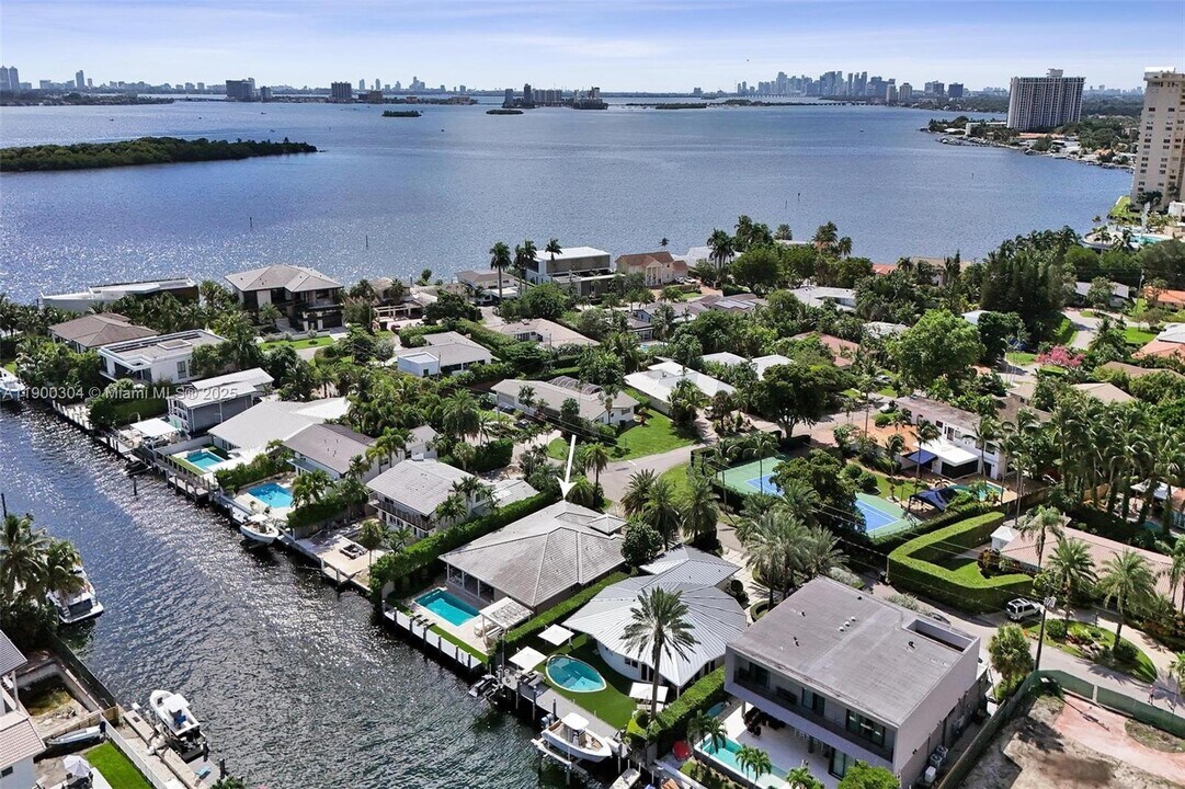 1935 NE 117th Rd in North Miami, FL - Building Photo