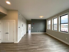 22 Center St in Metuchen, NJ - Building Photo - Building Photo