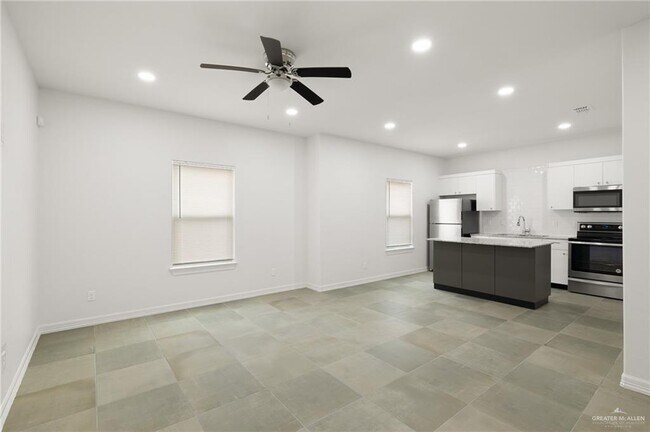901 E Redbud Ave-Unit -703 in McAllen, TX - Building Photo - Building Photo