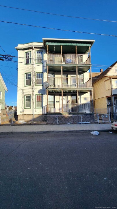 266 Brooks St in Bridgeport, CT - Building Photo