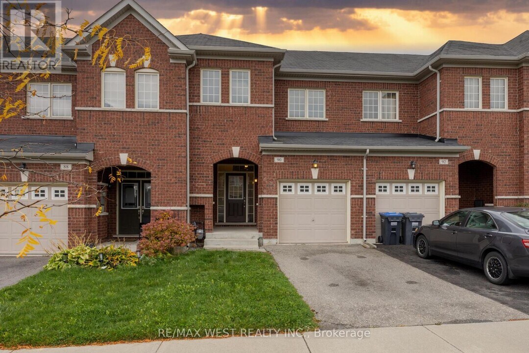 90 Sky Harbour Dr in Brampton, ON - Building Photo