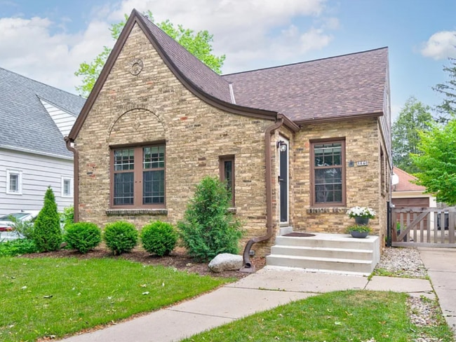 property at 5840 N Shoreland Ave
