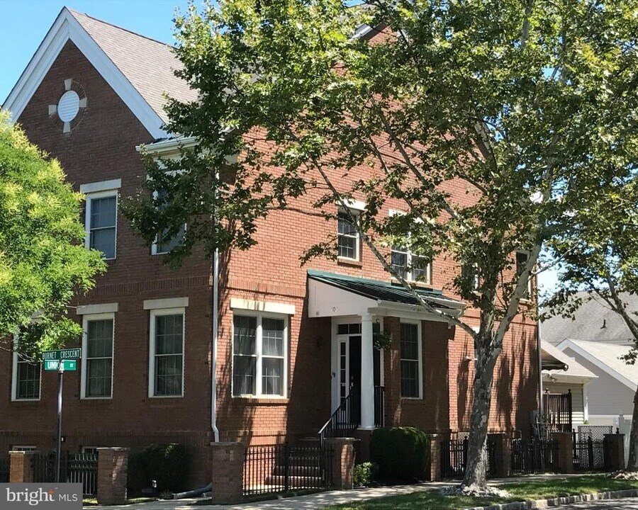 102 Burnet Crescent in Trenton, NJ - Building Photo