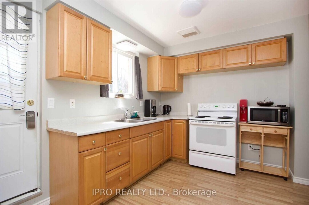 2-295 DWIGHT Ave in Oshawa, ON - Building Photo