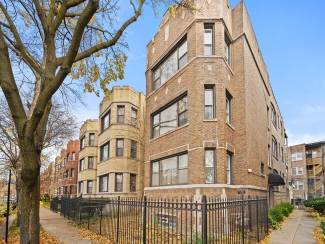 property at 7649 S Yates Blvd