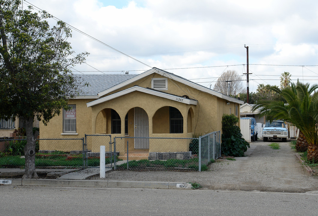 11245-11249 Azahar St in Ventura, CA - Building Photo