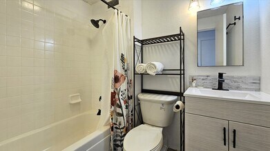 2211 Ala Wai Blvd in Honolulu, HI - Building Photo - Building Photo