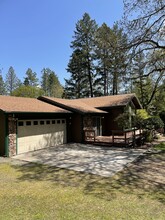 1240 Walker Rd in Grants Pass, OR - Building Photo - Building Photo