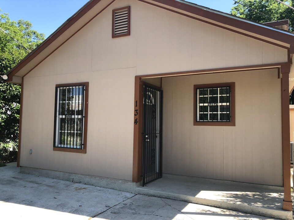 134 Roberts St, Unit 101 in San Antonio, TX - Building Photo