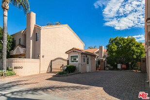 5200 White Oak Ave in Los Angeles, CA - Building Photo