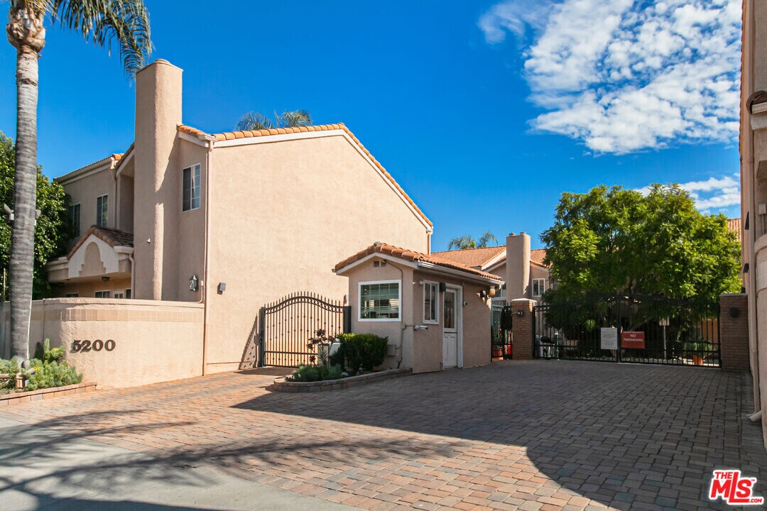 5200 White Oak Ave in Los Angeles, CA - Building Photo