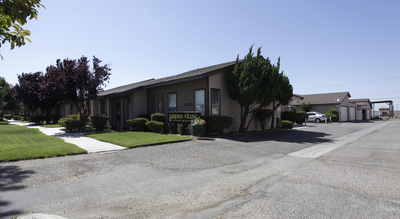 14848 Sequoia St. in Hesperia, CA - Foto de edificio