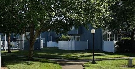 1233 Camino Corto in Rohnert Park, CA - Foto de edificio - Building Photo