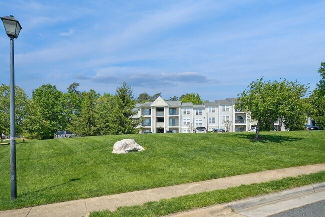 Glen Ridge Commons Apartments in Woodbridge, VA - Foto de edificio - Building Photo