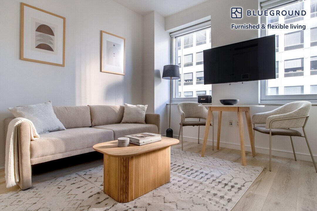 70 W 45th St in New York, NY - Building Photo