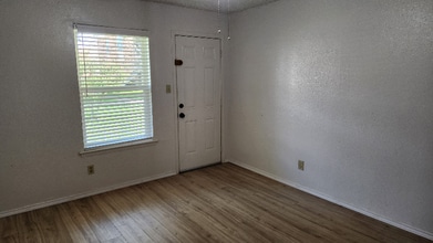 2200 E Trinity Mls Rd in Carrollton, TX - Building Photo - Building Photo