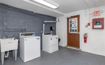 Mt. Airy Manor in Philadelphia, PA - Foto de edificio - Building Photo