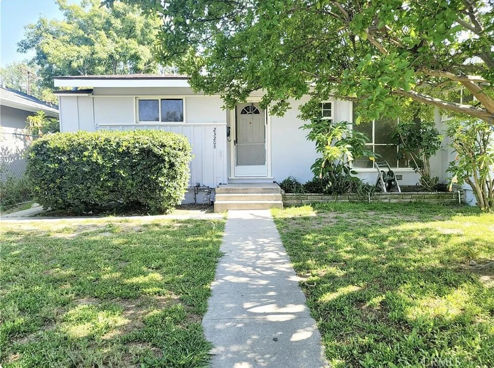 23208 Vanowen St in West Hills, CA - Foto de edificio