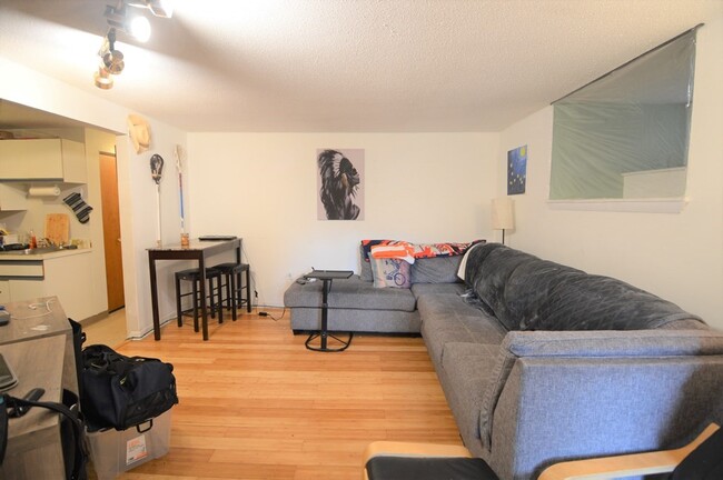 17 Kinross Rd, Unit #1