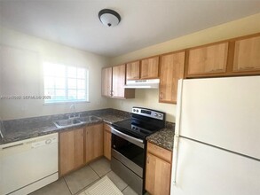 2028 NE 167th St in North Miami Beach, FL - Building Photo - Building Photo