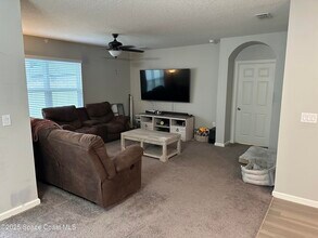 925 Newton Cir in Rockledge, FL - Foto de edificio - Building Photo