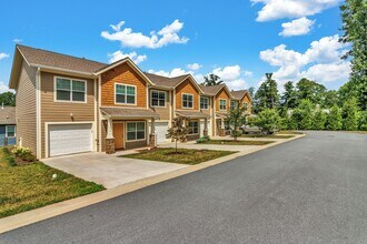 1216 Pauline Trail Dr in Arden, NC - Building Photo - Building Photo