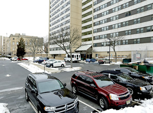 Luther Arms - 62+ in Trenton, NJ - Foto de edificio - Building Photo